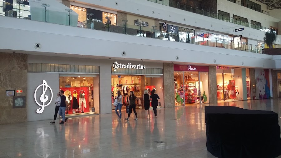 Stradivarius, Strada Palas, Iași, România Strada Palas 7a, Iași 700051, România